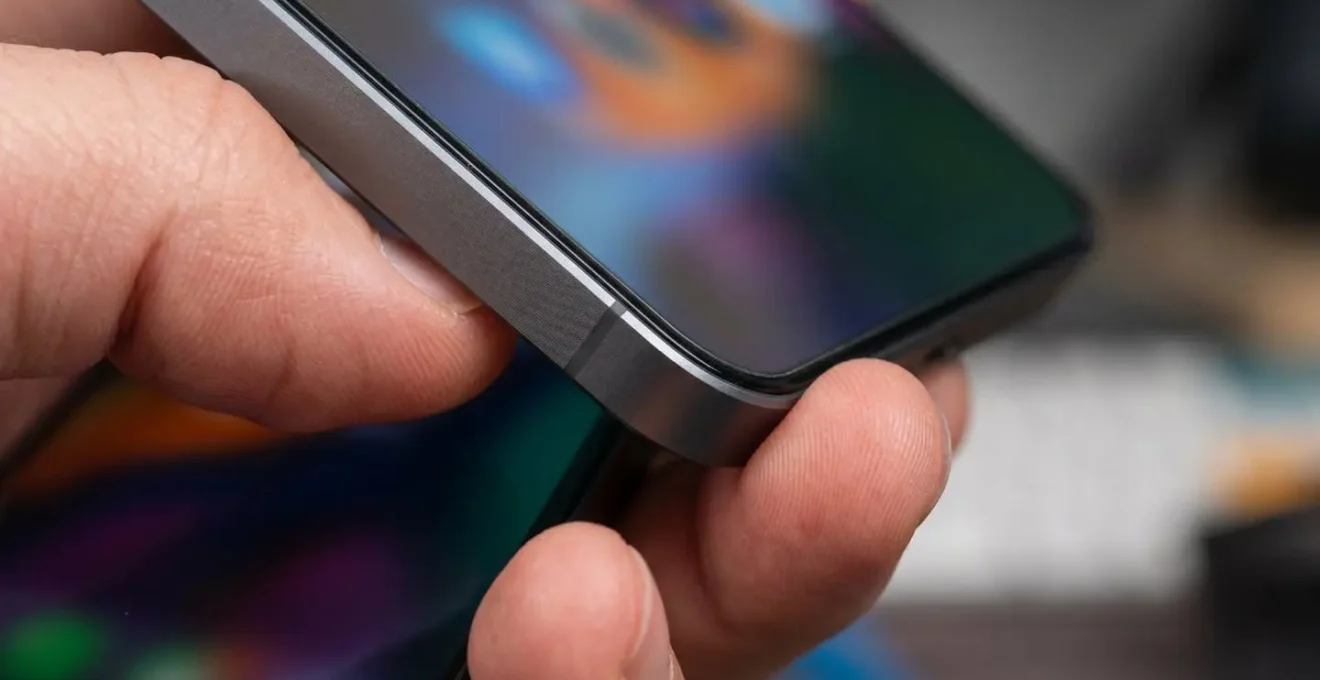 Main tenant un smartphone montrant une recherche d'entreprise avec des données floues pour vérifier son sérieux.